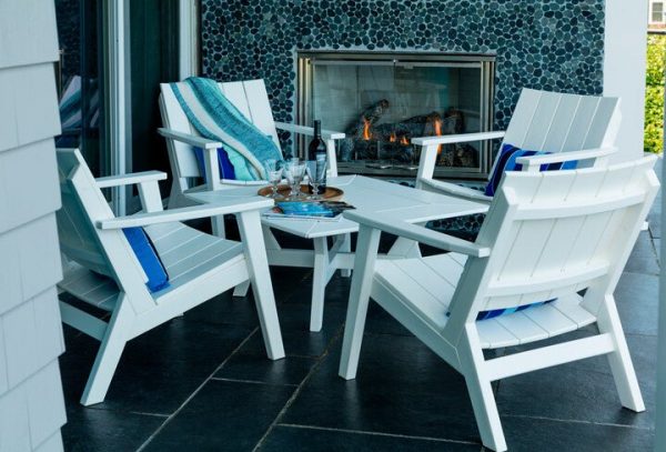 Seaside Casual - DEX SQUARE CHAT TABLE - Image 1