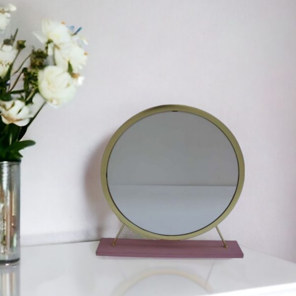 Homeroots - 19" Brass Round Metal Framed Freestanding Mirror - Image 1